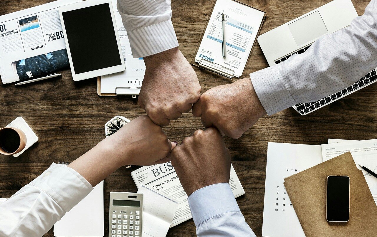 teamwork-cooperation-brainstorming-3213924-1
